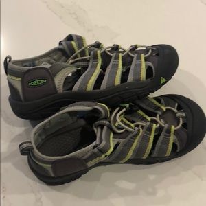 Women’s Like new Keens